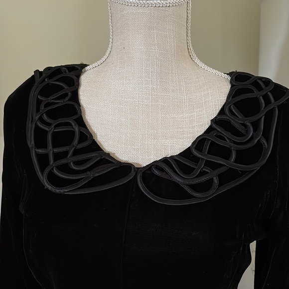 Elegant Black Velvet Evening Gown - Picture 2 of 3